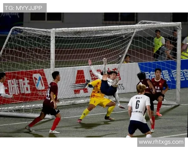 足球星空下的女性人物传奇璀璨，耀眼光芒照亮梦想与激情的赛场